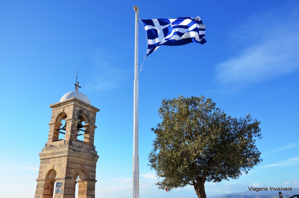 Torre e bandeira no Monte Licavitós, Atenas, Grécia