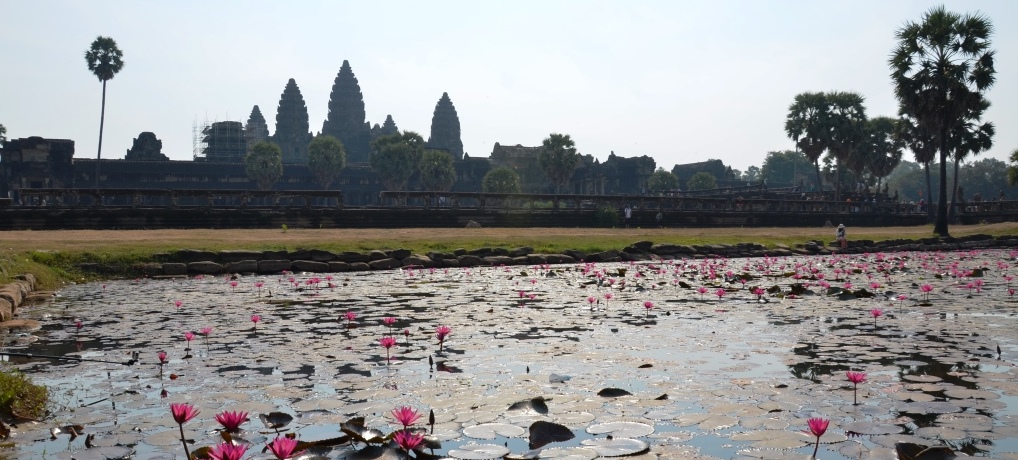 Primeira visão do templo principal de Angkor Wat, Camboja