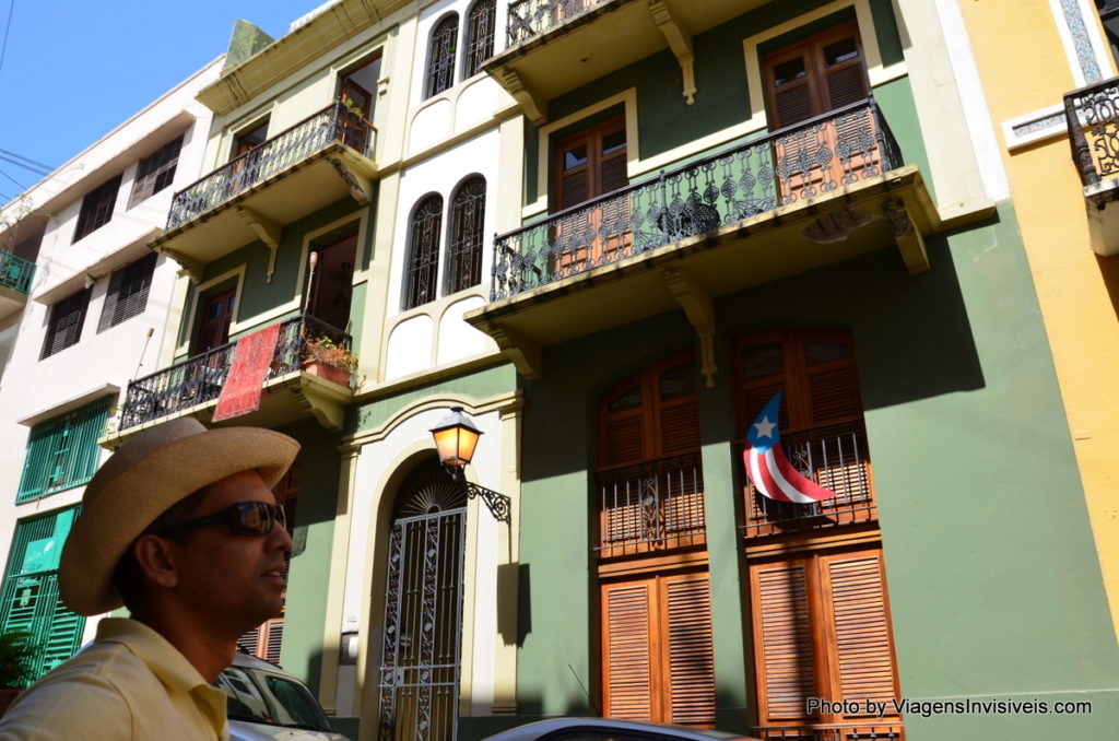 Bandeira de Porto Rico e sua arquitetura colonial.