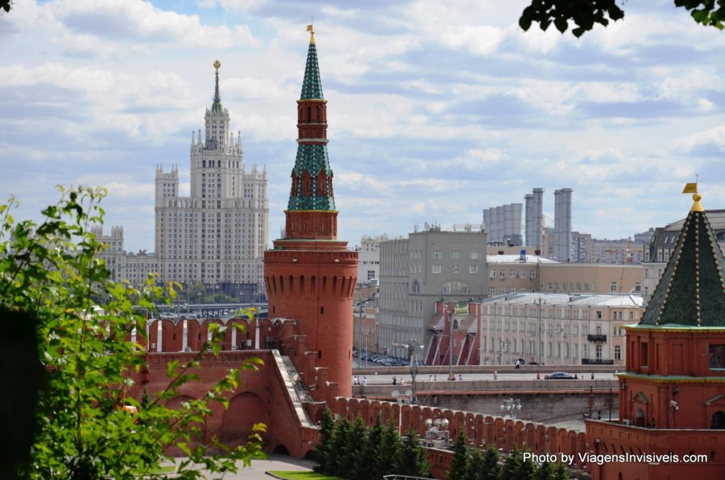 Torres do Kremlin e arranha céu Stalinista, Moscou, Rússia