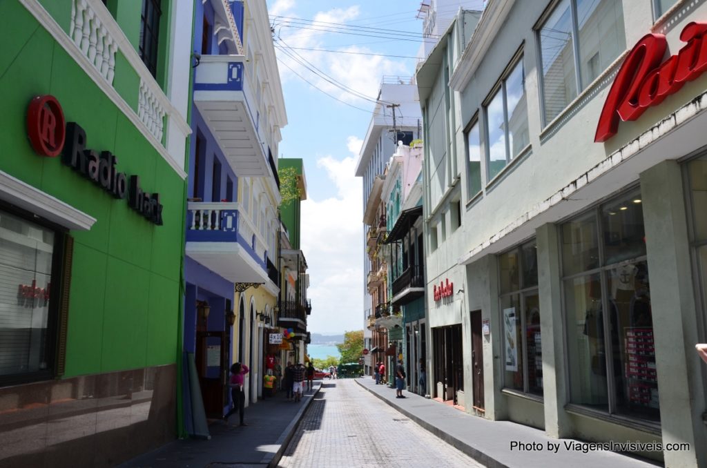 Lojas com o mar ao fundo, assim é o centro de San Juan, Porto Rico