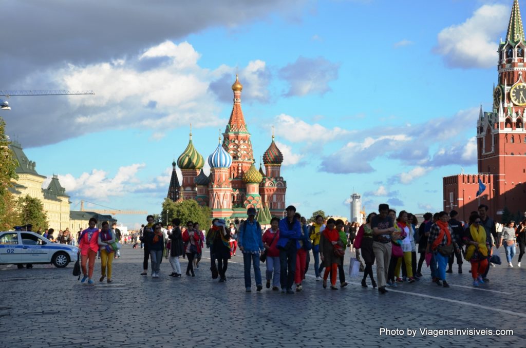 Os milhares de turistas e a impassível São Basílio, Moscou, Rússia