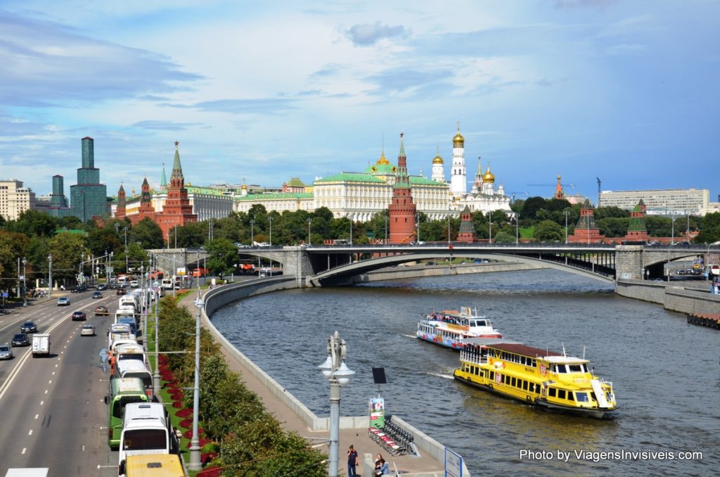 Vista do Kremlin e do rio Mokba