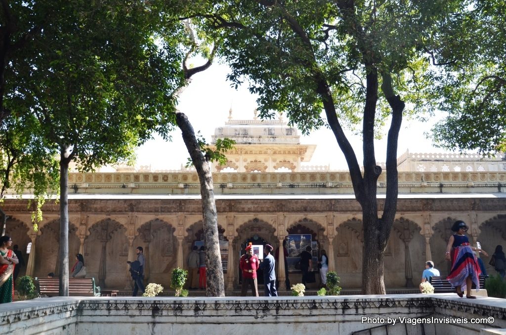 Um dos jardins internos do City Palace