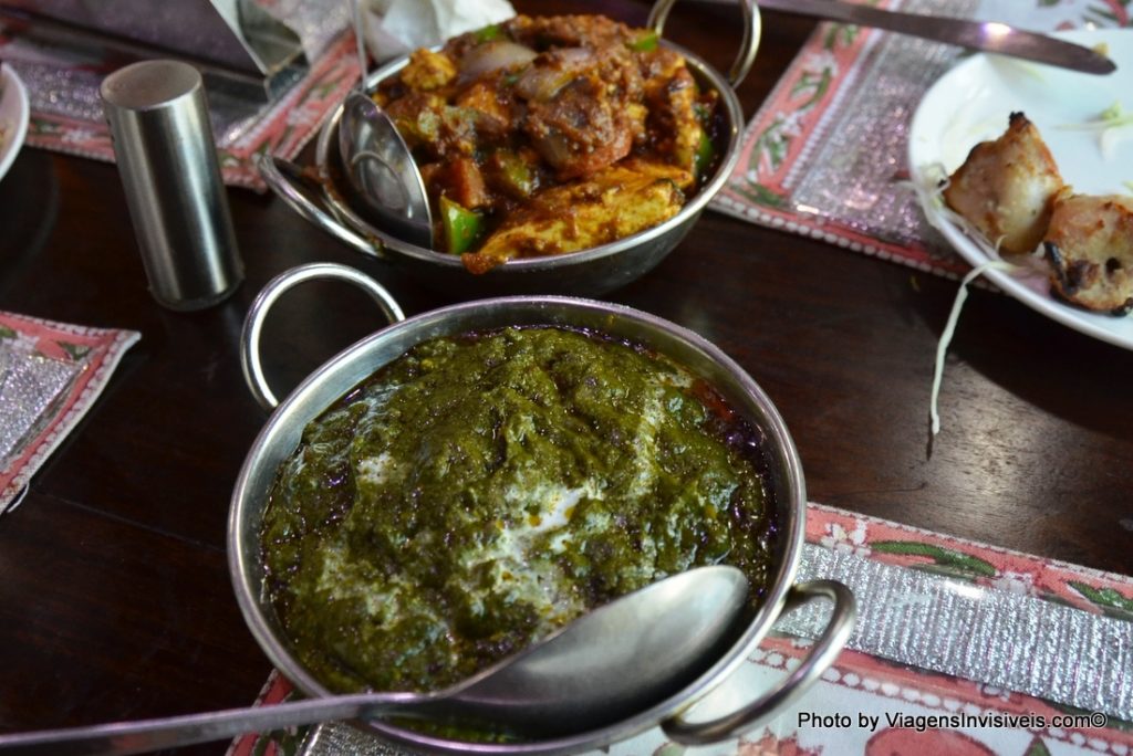 Palak Aaloo e frango, Jaipur, Índia