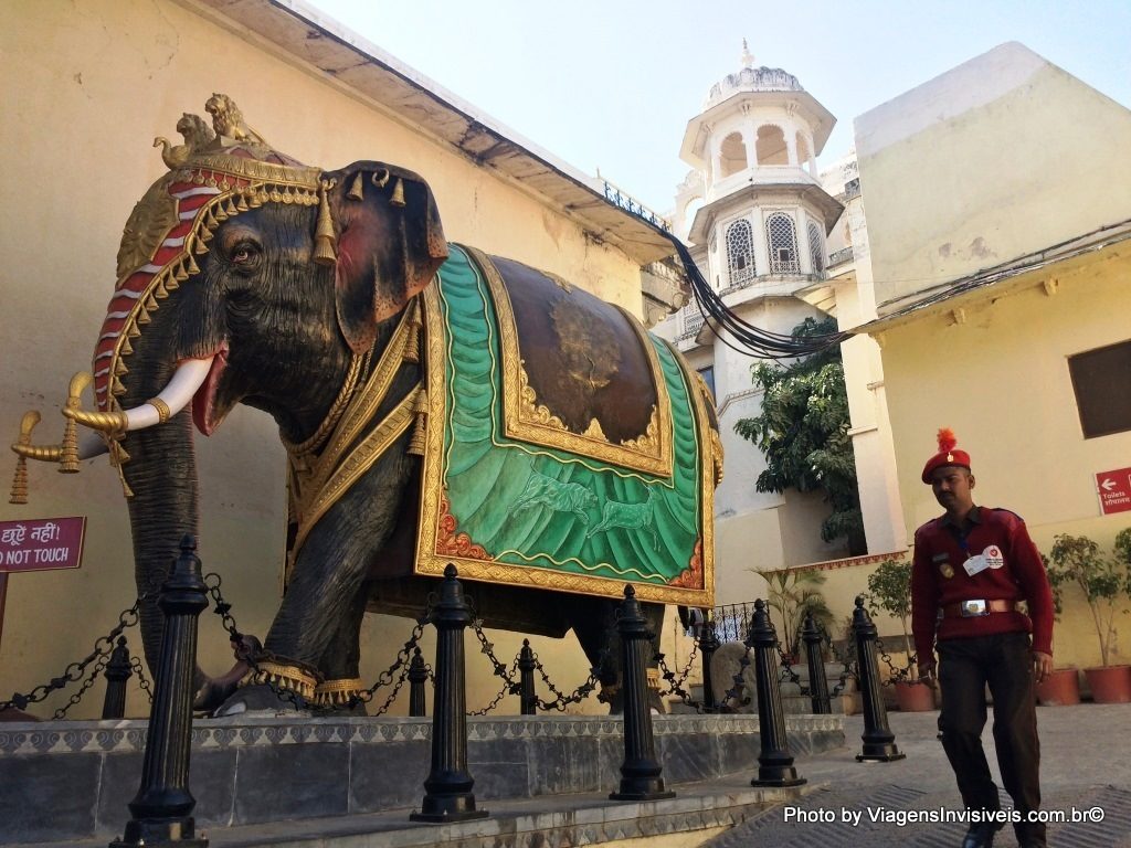 Elefante em tamanho natural na entrada do City Palace, Udaipur, Índia