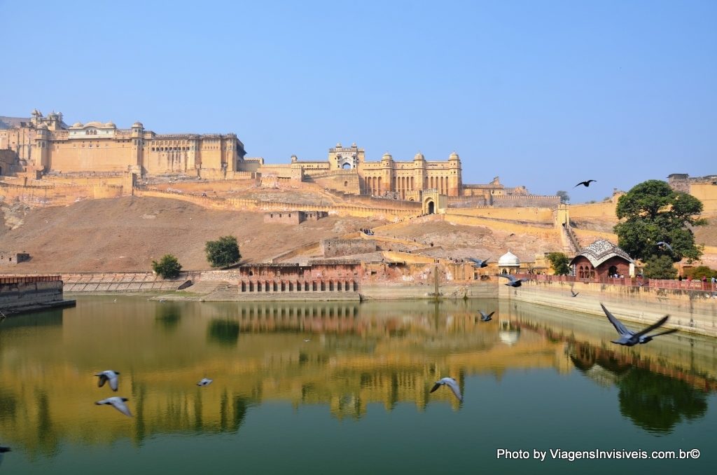 Vista Frontal do Amber Fort com o Maota Lake, Jaipur, Índia