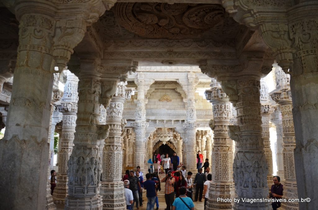 Centro do templo, lotado de turistas, Ranakpur, Índia