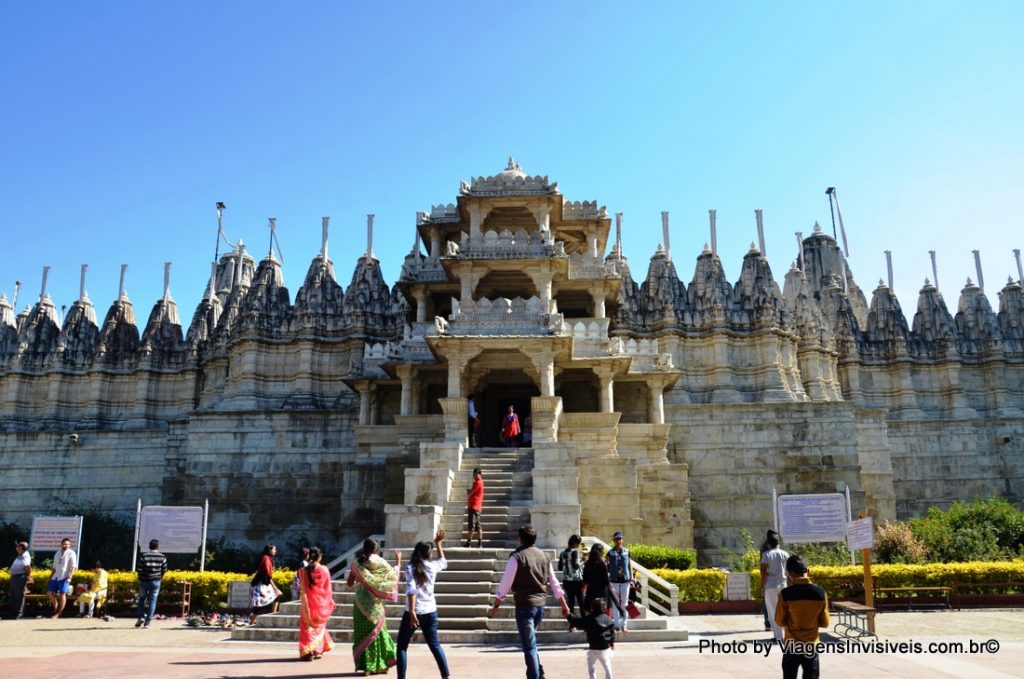 Entrada principal templo de Ranakpur, Índia