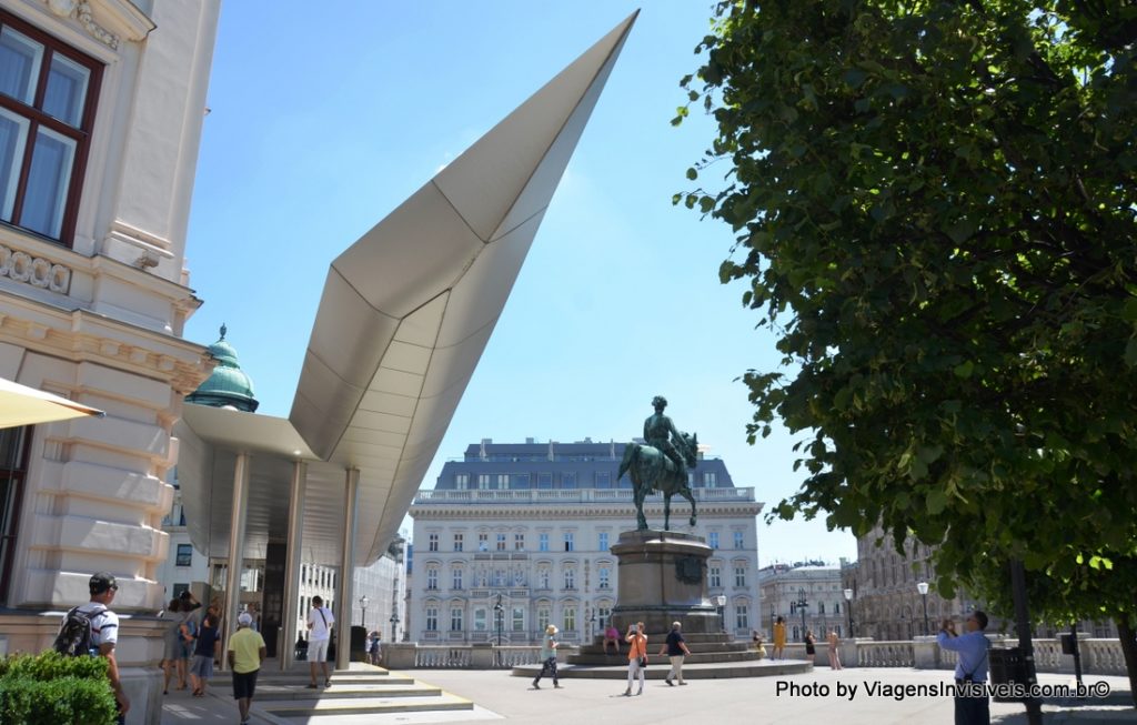 Estutura de Titânio na entrada do Albertina, Viena, Áustria