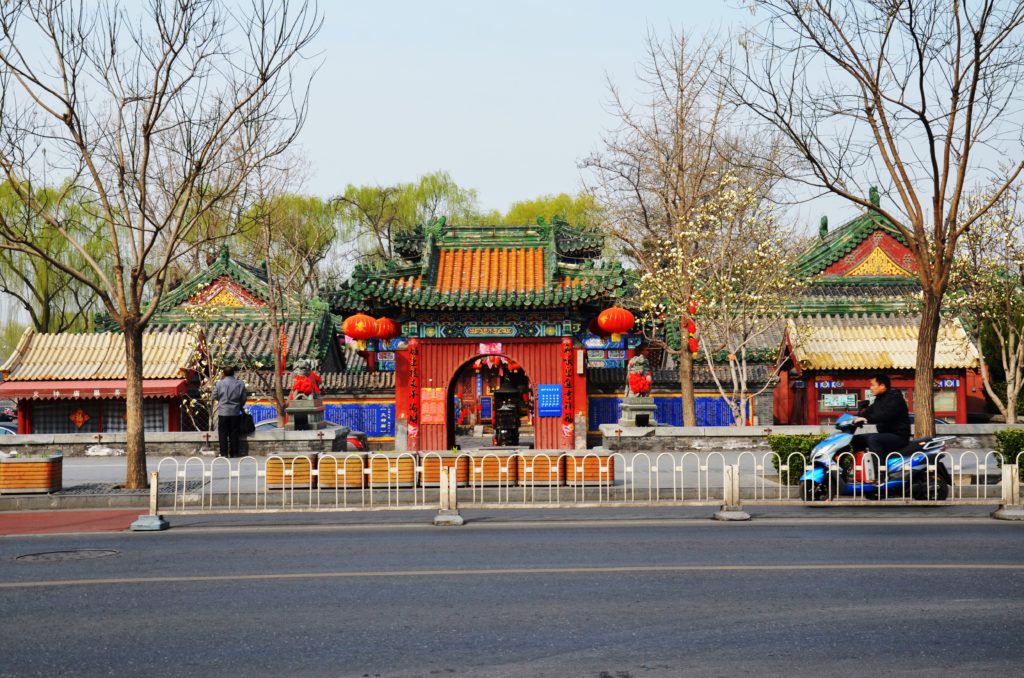 Templo em frente ao metro de Shichahai, Pequim, China