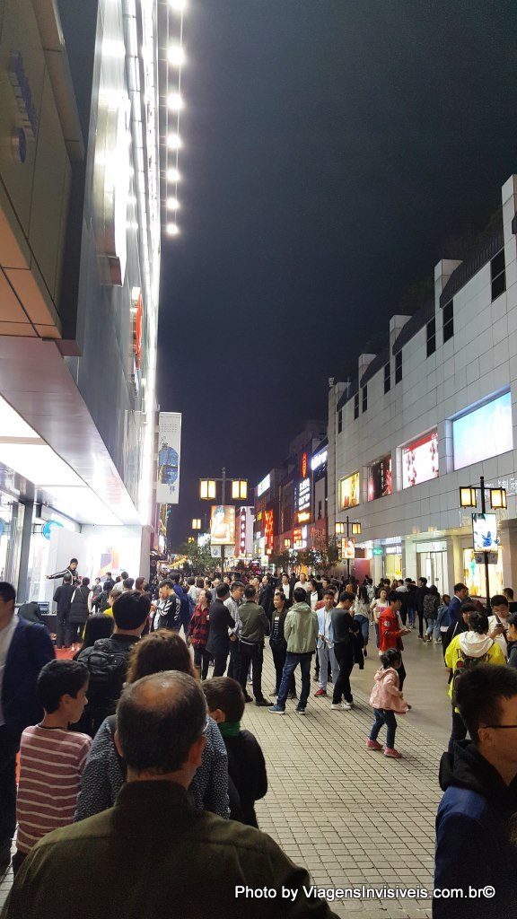 Rua de compras e o burburinho à noite, Suzhou, China